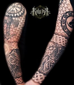 Manchette viking/celtique en noir et gris, runes, mjölnir et nœuds entrelacés – Kaly Ink Bordeaux