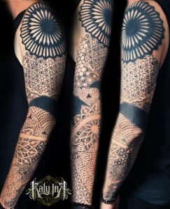 Manchette blackwork géométrique, rosaces épaules et dotwork, réserves de peau architecturées – Kaly Ink Bordeaux