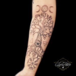 Tatouage avant-bras arbre de vie en fine line, triple lune, symboles ésotériques et vegvísir – Lys Tattoo Bordeaux