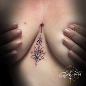 Tatouage sternum lotus en fine line, ornemental et dotwork délicat – Lys Tattoo Bordeaux