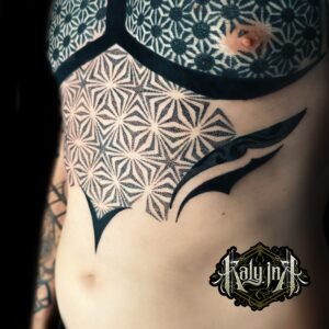 Torse blackwork géométrique en dotwork asanoha, aplats noirs et réserves – Kaly Ink Bordeaux