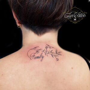 Tatouage nuque “Family” avec branchage floral en fine line – Lys Tattoo Bordeaux