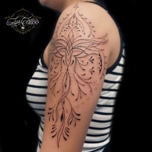Épaule/bras ornemental en fine line et dotwork, arabesques et motifs symétriques – Lys Tattoo Bordeaux