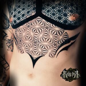 Torse blackwork géométrique, large asanoha en dotwork et bandes noires – Kaly Ink Bordeaux
