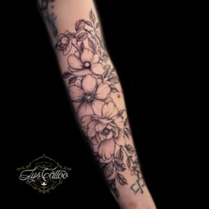 Tatouage avant-bras bouquet floral en fine line et ombrages doux – Lys Tattoo Bordeaux