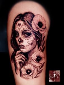 Portrait Calavera en noir et gris, femme aux fleurs style Día de los Muertos – réalisme