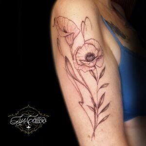 Tatouage bras fleurs champêtres en fine line, coquelicot et arum – Lys Tattoo Bordeaux