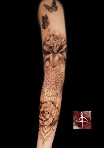 Manchette noir et gris : papillons, lys, mandala et rose réaliste sur avant-bras