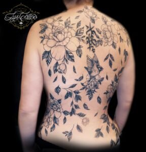 Grand dos floral en fine line, pivoines et feuilles, oiseau posé – Lys Tattoo Bordeaux