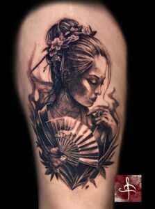 Tatouage geisha réaliste en noir et gris, éventail et fleurs, style japonais