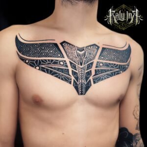 Tatouage poitrine blackwork géométrique, symétrie façon plastron – Kaly Ink Bordeaux
