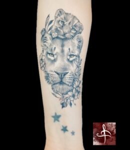 Tatouage lionne et lionceau en noir et gris avec fleurs, avant-bras de Rhum1 tattoo