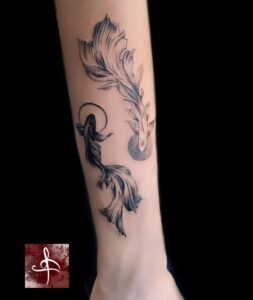 Tatouage Yin et Yang poissons stylisé en noir et gris, mouvement fluide – avant-bras