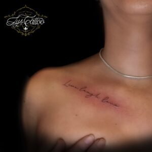 Tatouage clavicule lettrage cursif “Live, laugh, love” en fine line – Lys Tattoo Bordeaux