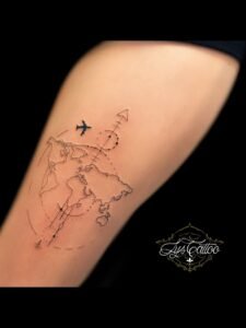 Tatouage carte du monde minimaliste, avion et trajectoire en pointillés – Lys Tattoo Bordeaux