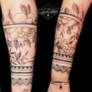 Duo de bracelets floraux avant-bras en fine line avec bandes géométriques – Lys Tattoo Bordeaux