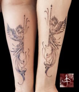 Tatouage duo d’oiseaux stylisés en fine line/dotwork, pièces assorties sur avant-bras