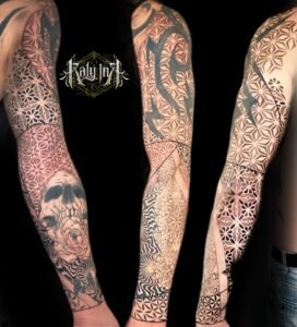 Manchette géométrique blackwork avec dotwork, réserves de peau et crâne floral – Kaly Ink Bordeaux