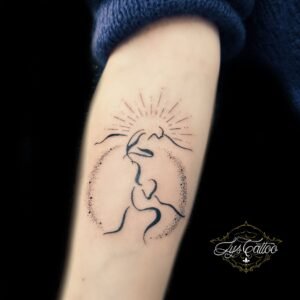Tatouage minimaliste parent/enfant en fine line avec cercle en dotwork et rayons – Lys Tattoo Bordeaux