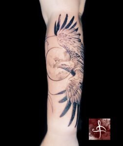 Aigle réaliste en vol devant la pleine lune, noir et gris – Rhum1 Tattoo Bordeaux