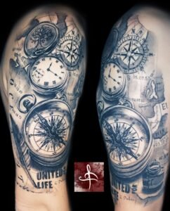 Demi-sleeve réalisme noir et gris : boussoles, montres et carte ancienne – Rhum1 Tattoo Bordeaux