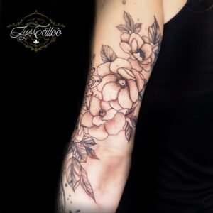 Avant-bras bouquet de grandes fleurs en fine line avec dotwork doux – Lys Tattoo Bordeaux