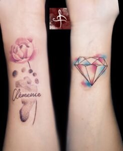 Duo poignets : empreinte de pied et prénom aquarelle rose, diamant géométrique bleu/rose – Rhum1 Tattoo Bordeaux