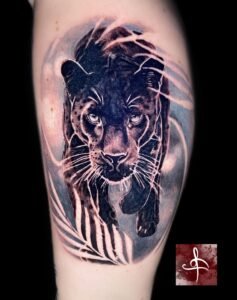 Panthère noire réaliste en mouvement, noir et gris, feuillages – Rhum1 Tattoo Bordeaux