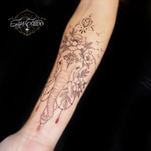 Tatouage éléphant ornemental avec fleurs, perles et dotwork en fine line – Lys Tattoo Bordeaux