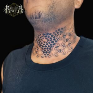 Tatouage cou blackwork géométrique, nid d’abeilles et asanoha en dotwork – Kaly Ink Bordeaux