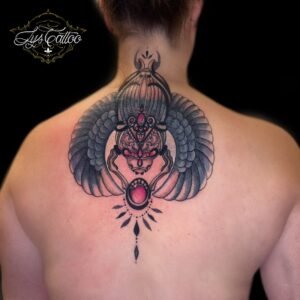 Tatouage dos scarabée ornemental avec ailes, gemmes rouges et dotwork – Lys Tattoo Bordeaux