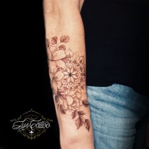 Tatouage floral avec mandala en fine line et dotwork sur avant-bras – Lys Tattoo Bordeaux