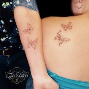 Tatouages assortis papillons en fine line, duo famille/amis – Lys Tattoo Bordeaux