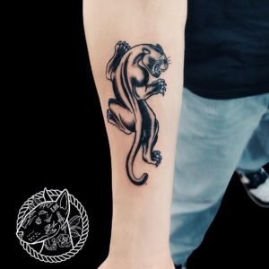 Tatouage panthère old school noire, avant-bras, ombrages francs
