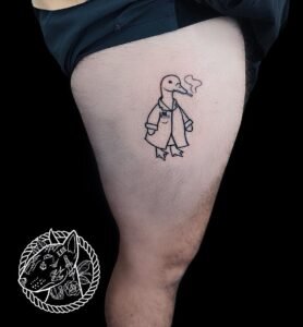 Tatouage canard minimaliste en blouse, trait fin humoristique sur cuisse