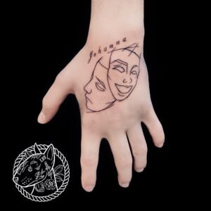 Tatouage mains, masques de théâtre tragédie/comédie et prénom Johanna en lettrage