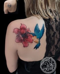 Cover-up colibri en couleurs vives avec grand lys rouge/rose, épaule