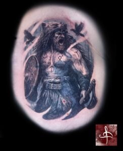 Tatouage berserker viking réaliste, peau d’ours, runes, corbeaux, hache et bouclier – noir et gris (Rhum1 Tattoo)
