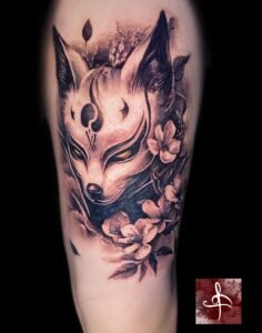 Tatouage renard kitsune réaliste noir et gris avec fleurs de cerisier – cuisse (Rhum1 Tattoo)