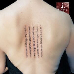 Tatouage 5 lignes d’écriture sacrée style sak yant au milieu du dos – trait fin (Rhum1 Tattoo)