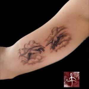 Tatouage mains style « Création » dans les nuages, dotwork et noir et gris – biceps (Rhum1 Tattoo)