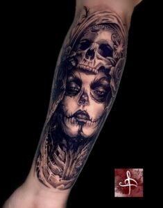 Tatouage La Catrina noir et gris, crâne en headdress et roses, style chicano – avant-bras (Rhum1 Tattoo)