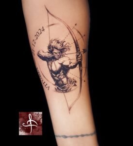 Tatouage archer style gravure avec lettrage et date personnalisés, noir et gris, avant-bras, Rhum1 Tattoo.