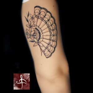 Tatouage éventail ornemental avec fleurs en dotwork fin, sur cuisse/bras, noir et gris, Rhum1 Tattoo.