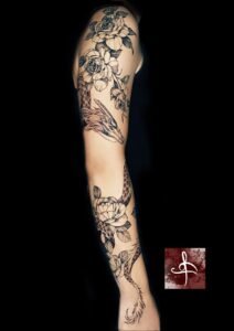 Tatouage demi-manche dragon serpentin avec pivoines, noir et gris, bras complet, Rhum1 Tattoo.