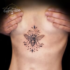 Tatouage abeille ornementale fine au centre du buste, style dotwork