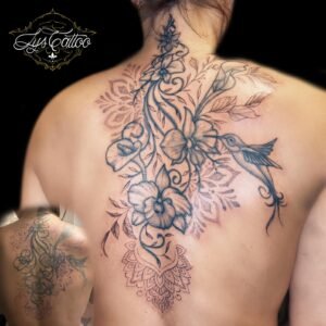 Reprise de tatouage du dos avec colibri et grandes fleurs, fond ornemental en pointillé
