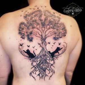 Tatouage arbre de vie noir et gris dans le dos avec chats, chien, oiseaux et racines entrelacées