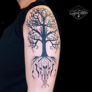 Tatouage arbre de vie aux racines géométriques sur le bras