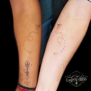 Tatouages assortis avion en papier avec trajectoire en pointillés